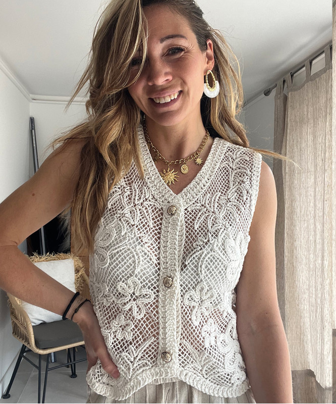 Top blanc en crochet à boutons dorés