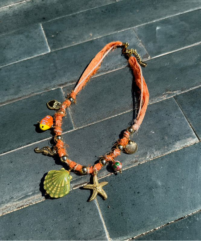 Collier orange tissu et coquillages