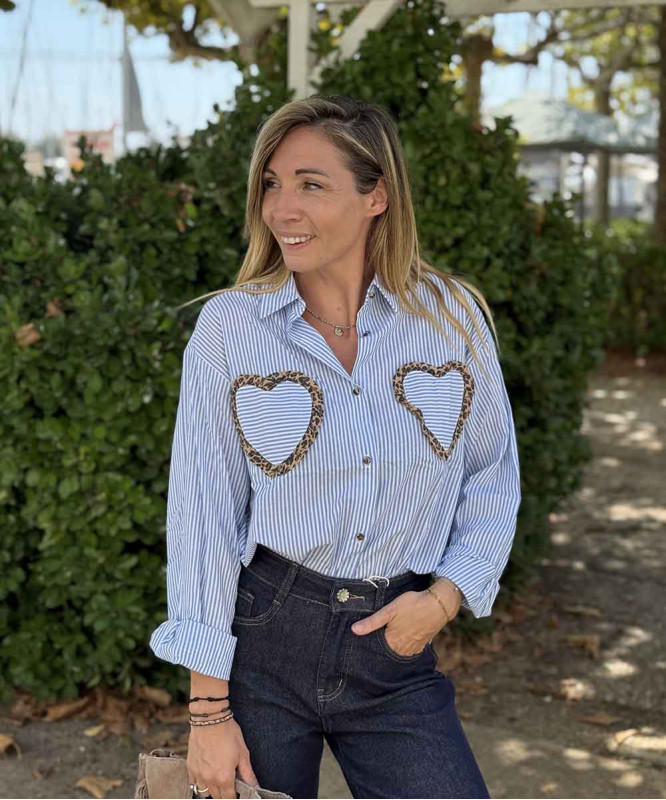 Chemise à rayures bleue poches coeur léopard