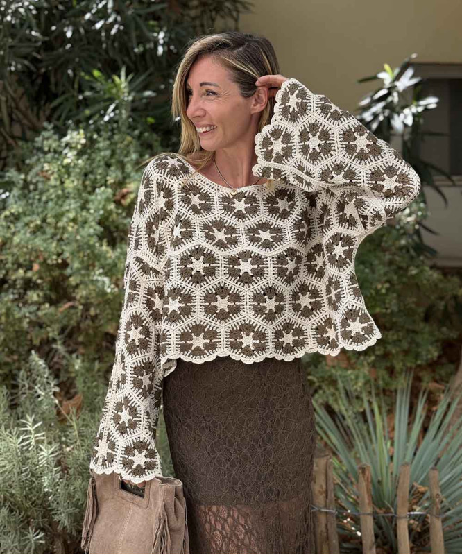 Pull court en crochet kaki et beige