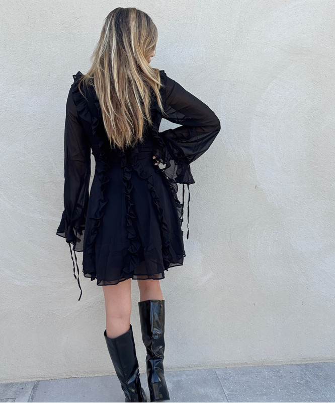 Robe noire à froufrous