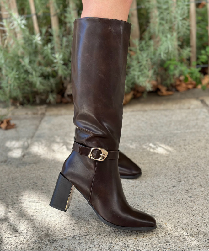 Bottes marrons à talon boucle dorée