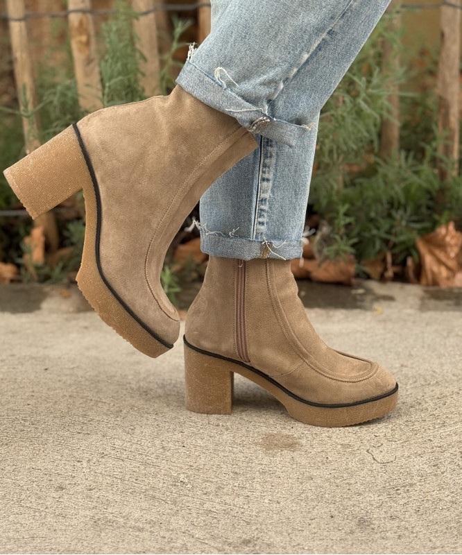 Bottines en daim beige talon en crêpe