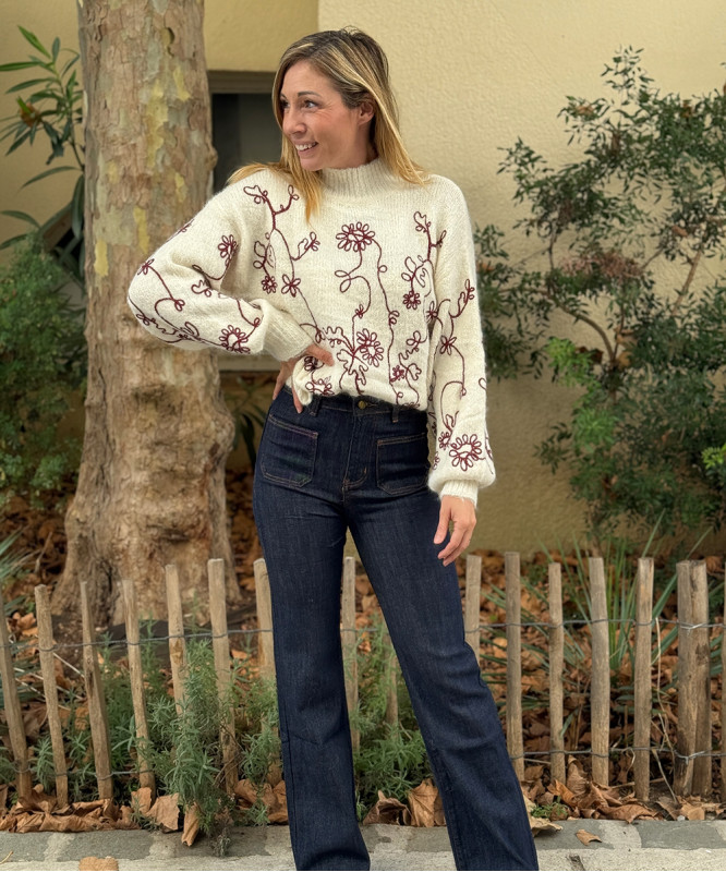 Pull beige motifs fleurs bordeaux