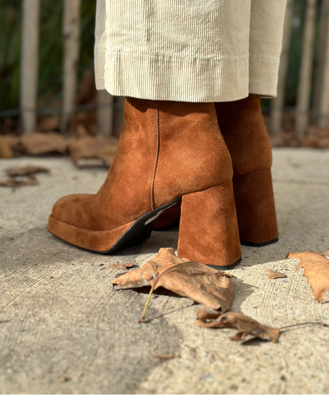 Bottines à talon en daim camel Semerdjian