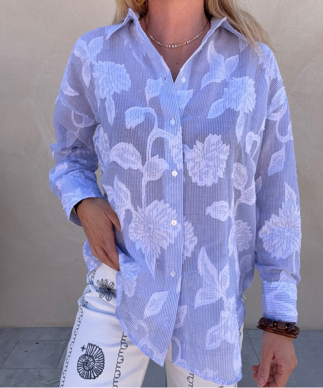 Chemise bleue légère fleurs brodées blanches
