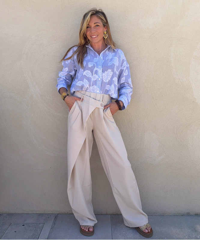 Pantalon beige fluide à pinces et taille rabattue