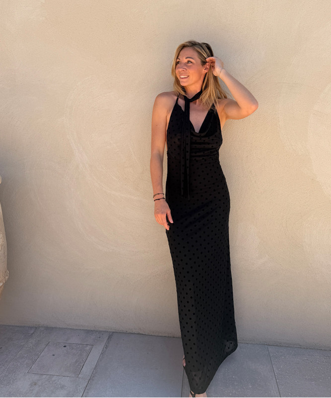 Robe longue noire dos nu à pois