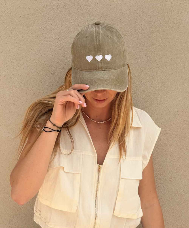 Casquette beige 3 petits coeurs blancs