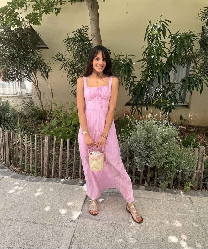 Robe longue rose à rayures fines