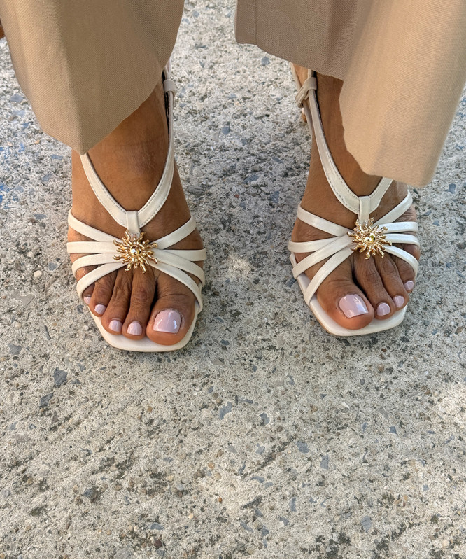 Sandales à talons fins crème et soleil doré