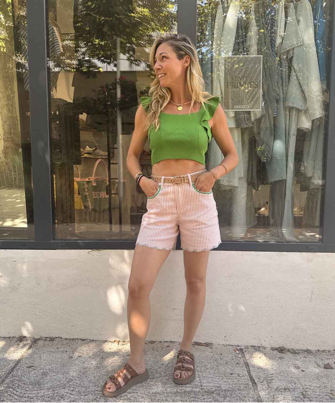 Short à rayures blanches et roses détails verts
