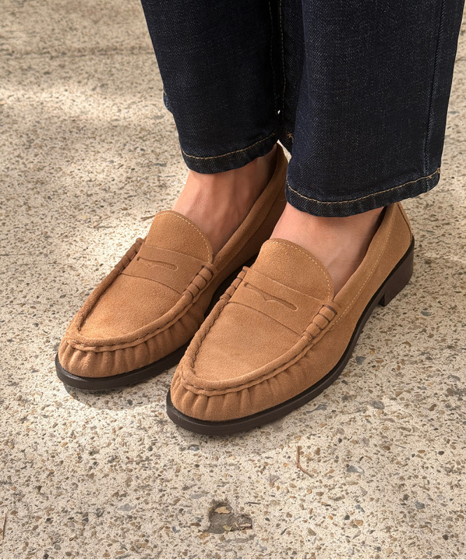Mocassins beiges en cuir plissée à l'avant